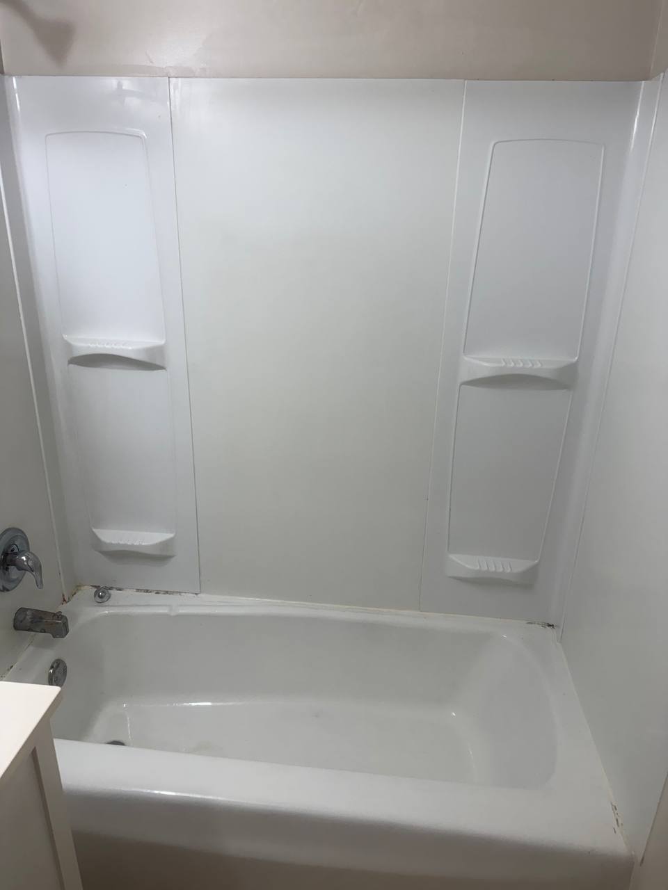 Bathtub and shower surround after deep cleaning